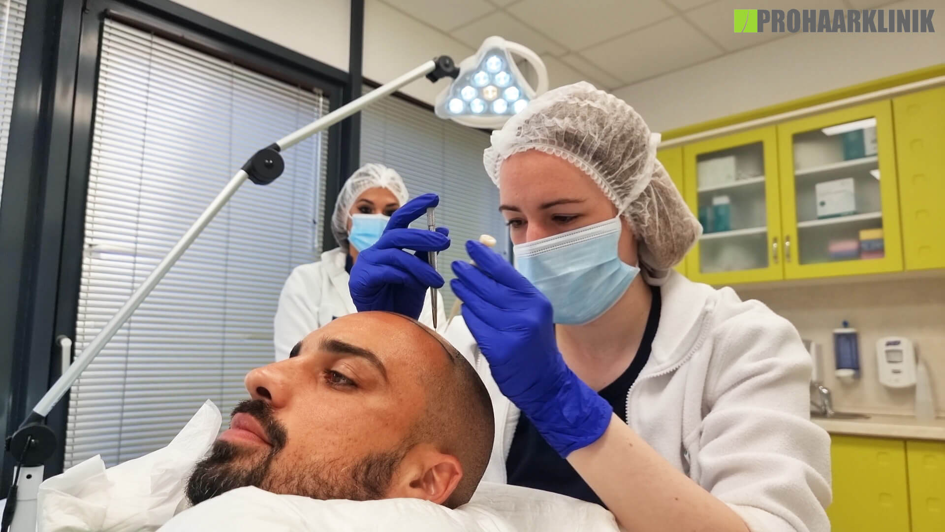 Wie lange soll man nach einer Haartransplantation zu Hause bleiben? - PROHAARKLINIK nahe Wien