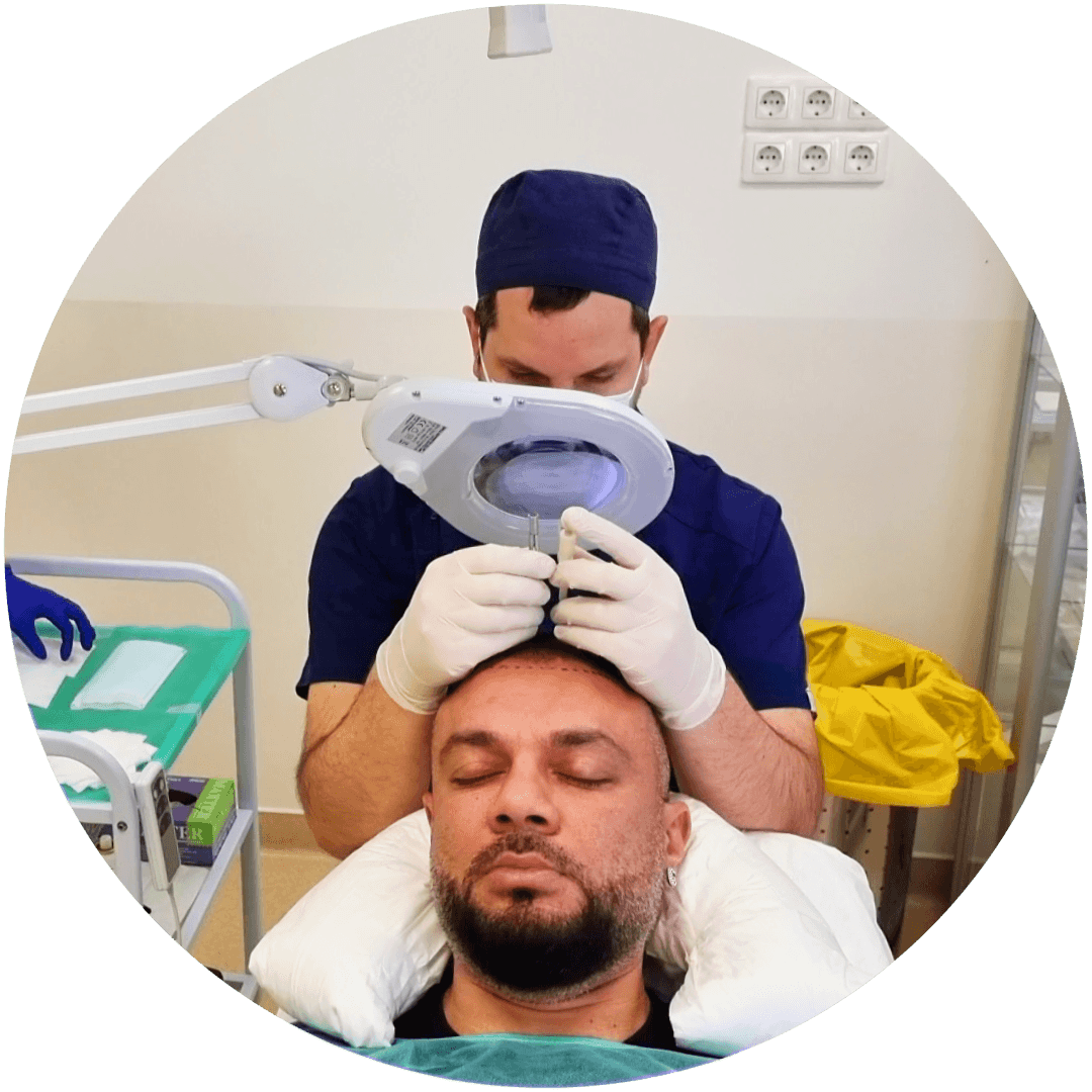 Dr. Máté Albert während einer Haartransplantation