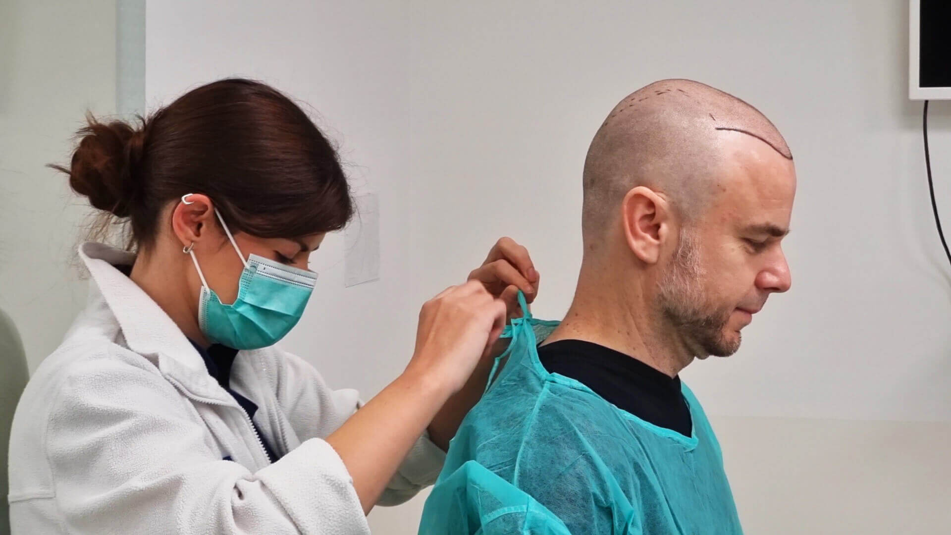 Dr. Rebeka Páli bereitet sich auf die Haartransplantation des Radiomoderators Gregor Juhász vor.